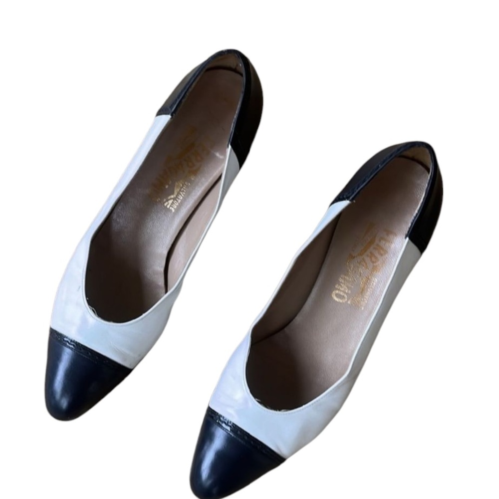 Vintage Salvatore Ferragamo Women's navy blue and white heels. Size 8-1/2 AA